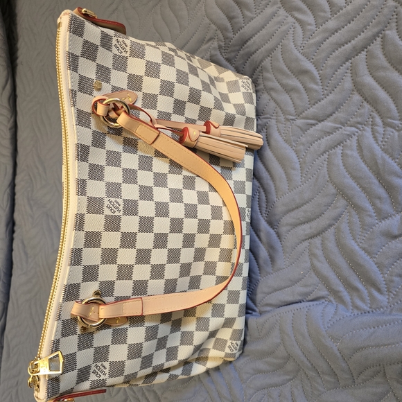 Elegant Checkered Shoulder Bag with Tan Straps - Picture 1 of 3